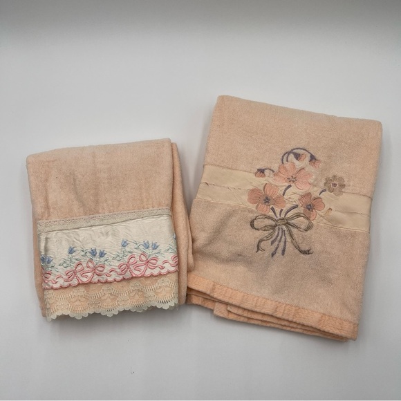 Vintage Bath Towels Peach Floral USA Made Cotton Cottage Grandma Floral 80s 90s - Picture 1 of 14